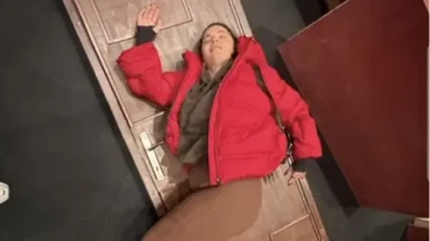 Sahnedeki Kaza Yürekleri Ağza Getirdi! Aslı Bekiroğlu’nun Başına Dekor Kapısı Düştü