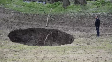 Sivas'ta tarlada 7 metre çapında obruk oluştu
