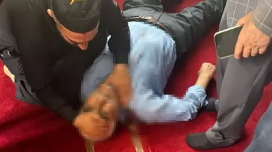Camide namaz kılarken bıçaklandı