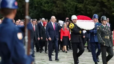 Anıtkabir'de 23 Nisan töreni! Devlet erkanı Atatürk'ün mozolesine çelenk bıraktı