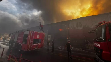 Mersin'de fabrika yangını! Yol ulaşıma kapatıldı