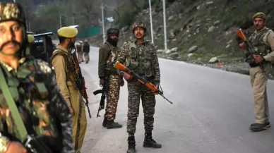 Pakistan'da askeri araca bombalı saldırı: 7 ölü