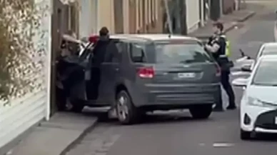 Melbourne'de kanlı gün: Polis kendisini duvara sıkıştıran kadını öldürdü