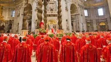 Vatikan'da papalık yarışı! Dış dünya ile iletişim kesildi, sonuçlar dumanla ilan edilecek