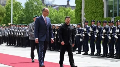 Zelenski, Almanya ziyaretinde ilk kez takım elbise giydi