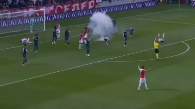 Final maçında sahaya patlayıcı madde atıldı! Futbolcular yere yığıldı