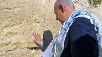 Netanyahu, Ağlama Duvarı'nda bir kişiye dua etti, dünyanın beklediği mesajı da verdi