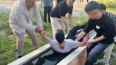 Yarım asırlık gelenek! Bayram namazına gelmeyenleri buz gibi suda uyandırıyorlar