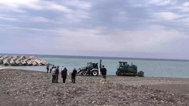 Sahilde güneşlenen kadını iş makinesi ezdi