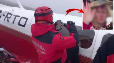 Yaralı kadın yolcu, uçağın enkazını bulan ekibe el salladı