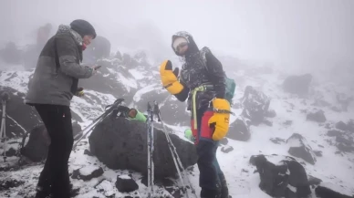 Bu görüntü Türkiye'nin çatısında çekildi! Saç ve sakalları dondu