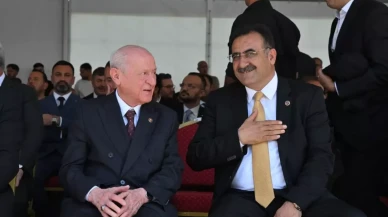Malazgirt'teki programa damga vuran kare: Bahçeli'nin yanındaki isme dikkat