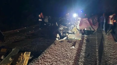 Çanakkale'de iki otomobil kafa kafaya çarpıştı: 6 kişi hayatını kaybetti