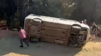 Edremit’te tur minibüsü devrildi: 13 kişi yaralandı