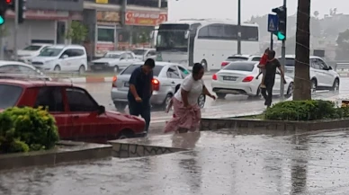 Adana ve Osmaniye'de şiddetli rüzgar: Okulun çatısı uçtu