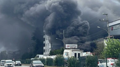Alışveriş merkezinde yangın çıktı! Gökyüzünü kara dumanlar kapladı
