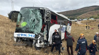 Sivas’ta yolcu otobüsü ile tır çarpıştı: 20 yaralı