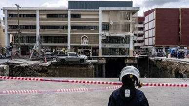 Bangkok’ta devasa çöküntü: Elektrik direkleri ve raçlar çukura düştü