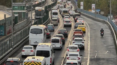 Okullar açıldı! İstanbul'da trafik adım adım ilerliyor, yollara bakın