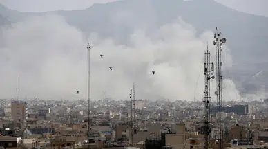 İran füze saldırılarıyla ABD üslerini hedef aldı Bahreyn'deki ABD donanma üssü vuruldu