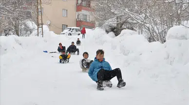 Bazı il ve ilçelerde eğitime kar yağışı nedeniyle bir gün ara verildi