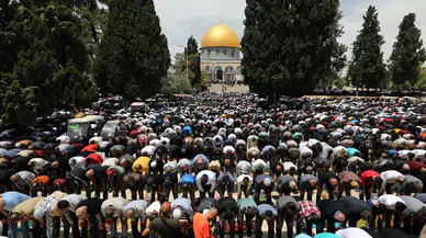 İsrail kısıtlamalarına rağmen 100 bin Filistinli Mescid-i Aksa’da cuma namazı kıldı