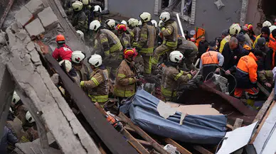 Fatih’te iki bina çöktü: Kurtarma çalışmaları sürüyor