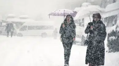 Hakkari'de kar yağışı hayatı felç etti! 1 Nisan'da yarın okullar tatil mi?