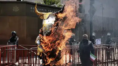 Meksika’da İran savaşı protestosu: Baal heykeli yakıldı