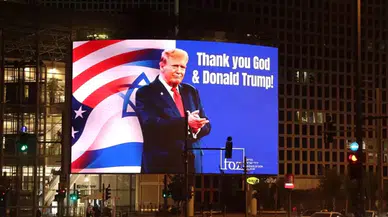 Tel Aviv’de Donald Trump posterleri dikkat çekti: “Tanrı’ya ve Donald Trump’a teşekkürler” mesajı