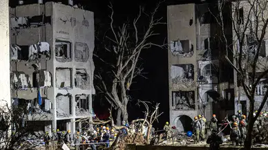 “Gerilim zirvede: İran, İsrail ve ABD üslerini vurduğunu duyurdu”