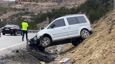 Direksiyon hakimiyeti kaybedilen araç şarampole devrildi: 1 yaralı