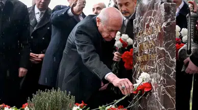 MHP Genel Başkanı Bahçeli, Alparslan Türkeş'in kabrini ziyaret etti