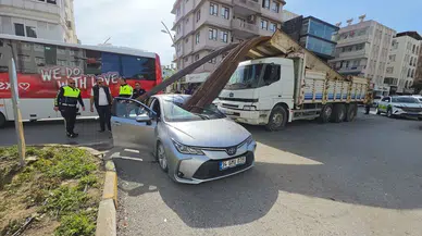 Antalya'da feci kaza: Demirler otomobile saplandı