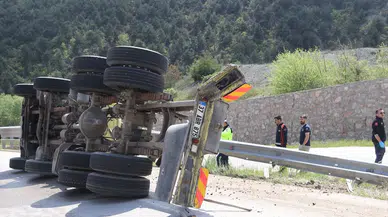 Amasya'da kamyon devrildi: Sürücü hayatını kaybetti
