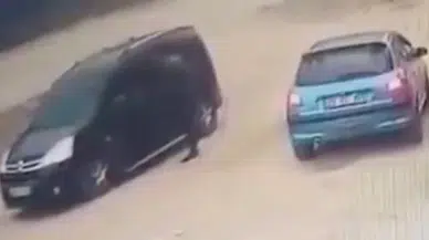 Sürücü konuştuğu kişiye bilerek çarptı: Bir kişi ağır yaralı