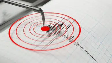 Ege Denizi'nde korkutan deprem: Çevre illerden de hissedildi