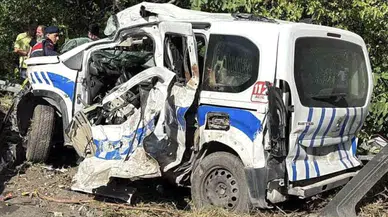 Freni patlayan tır karşı şeritteki araçlara çarptı: 2 kişi hayatını kaybetti
