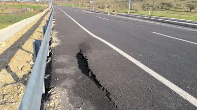 Batman’da yeni yapılan yolda çatlak ve göçükler oluştu
