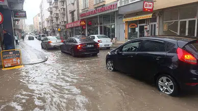 Edirne'de sağanak yağış yolları göle çevirdi: Trafik aksadı