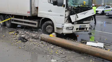 Aydın'da feci kaza: Kazayla devrilen elektrik direği üzerine düştü