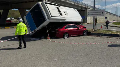 Feci kazada 46 yaralı var! Halk otobüsü otomobilin üzerine devrildi