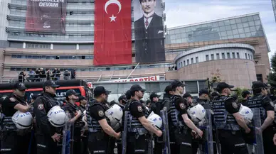Özgür Özel tahliye tebligatını yırttı: “Bunun için yıktılar baba ocağını”
