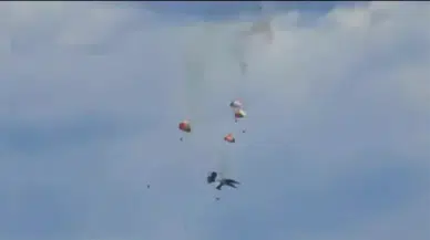 ABD'de savaş jetleri havada çarpıştı: Pilotlar paraşütle kurtuldu