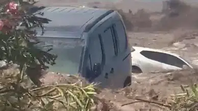 Doğu Akdeniz'de kuvvetli yağış: Caddeleri su bastı