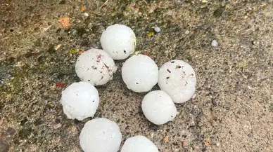 Kayseri’de ceviz büyüklüğünde dolu yağdı: Meyve ağaçları zarar gördü