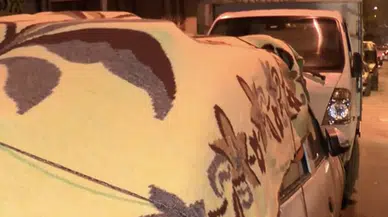 Ankara’da dolu alarmı: Vatandaşlar araçlarını battaniyeyle korudu