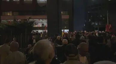 CHP Genel Merkezi’ne Özgür Özel pankartı asıldı: Sloganları yükseldi