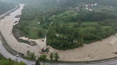 Kastamonu’da sağanak yağış tarihi ahşap köprüyü yıktı