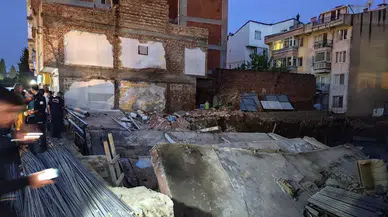 Balıkesir’de temel kazısı sırasında 3 katlı bina yıkıldı